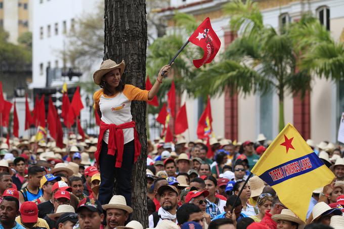 Chavisti se trdno oklepajo oblasti, tudi s pomočjo podpore številnih revnih slojev venezuelske družbe. Na fotografiji: shod privržencev predsednika Nicolasa Madure. | Foto: Reuters