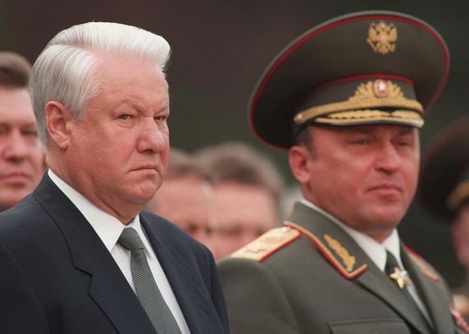 Avgusta 1991 je prišlo do državnega udara, ki ga je podprla tudi stara sovjetska vojaška garda s sovjetskim obrambnim ministrom Dmitrijem Jazovom na čelu. Pučisti so z oblasti vrgli reformnega voditelja Mihaila Gorbačova. Del sovjetske vojske se je postavil proti državnemu udaru, med njimi je bil tudi general Pavel Gračov. Ta  je bil pozneje med majem in junijem 1996 ruski obrambni minister. Na fotografiji iz maja 1996 vidimo Gračova in ruskega predsednika Borisa Jelcina. | Foto: Guliverimage