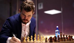 Velik korak Carlsena k ubranitvi šahovskega naslova