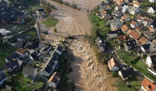 Helikopterski posnetki razkrivajo vse razsežnosti poplav (video)