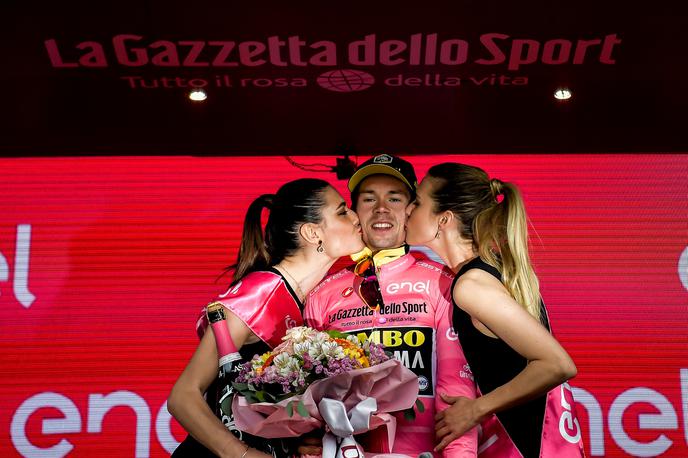 Primož Roglič Giro 2019 | Primož Roglič je kot prvi Slovenec kolesaril v rožnati majici, ki si jo je prigaral na sobotnem prologu v Bologni. | Foto Giro/LaPresse