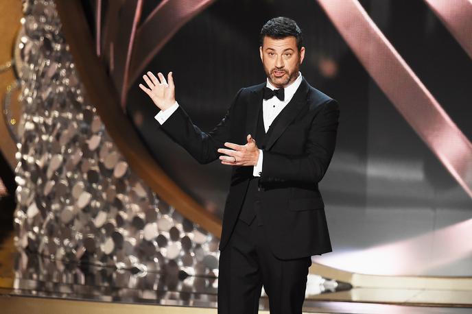 Jimmy Kimmel | Na Emmyjih skoraj nič ni bilo tako kot prejšnja leta, ena redkih stalnic je bil voditelj Jimmy Kimmel, ki pa je bil tokrat v dvorani sam, brez občinstva. | Foto Getty Images
