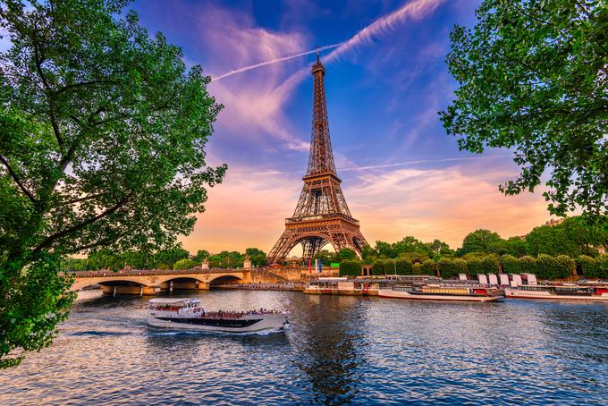 Medeni tedni v Parizu ne bi bili popolni brez fotografije poljuba pred Eifflovim stolpom. | Foto: Shutterstock