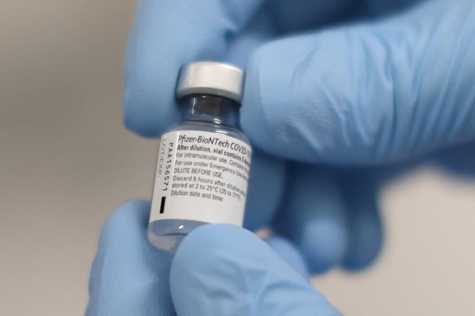 Cepivo proti covid-19 | Zdravstvene oblasti na Otoku cepljenje proti novemu koronavirusu odsvetujejo ljudem s hudimi alergijskimi reakcijami na hrano, zdravila ali cepiva. | Foto Reuters