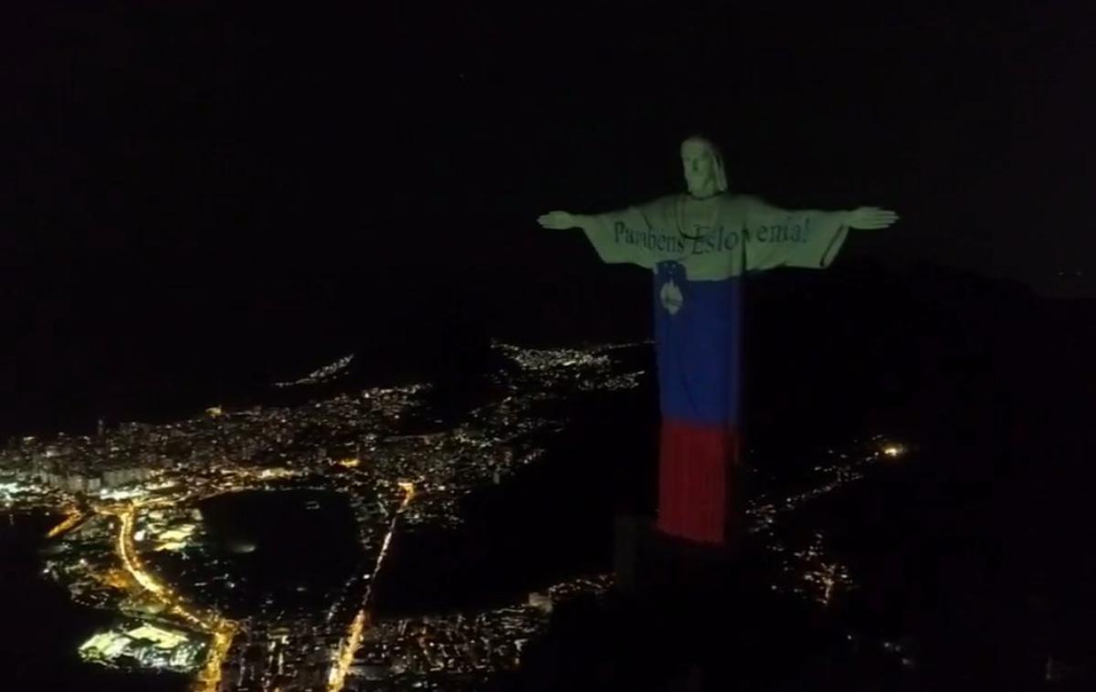 Kip nad  Riom de Janeirom | Kip Kristusa Odrešenika v brazilskem Riu de Janeiru so obarvali v barve slovenske zastave. | Foto Twitter