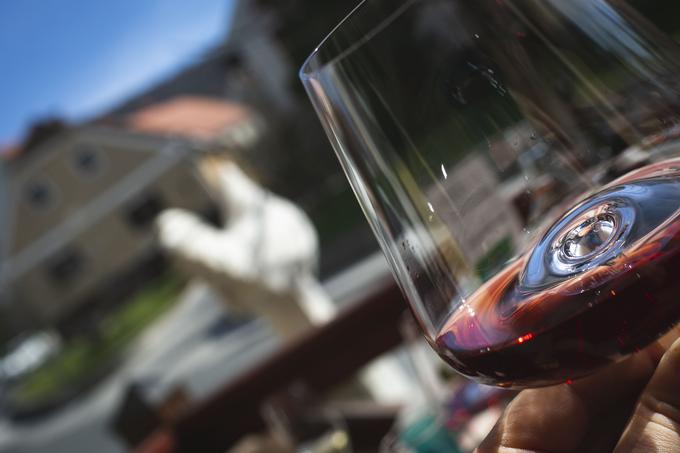 95 odstotkov vin, ki jih Kunst ponuja v gostilni, je iz bližnje okolice (bizeljsko-sremiškega in šmarsko-virštanjskega vinorodnega okoliša). "Vesel sem, da lahko z domačimi vinarji 'pokrijemo' vse segmente, od penin in svežih vin do maceriranih in celo biodinamičnih vin." | Foto: Bojan Puhek