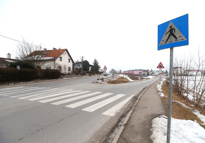 Pešec mora pogledati levo, v desno pa dejansko kar dvakrat. Prehod za pešce ga namreč pelje prek dveh cest. | Foto: Gregor Pavšič