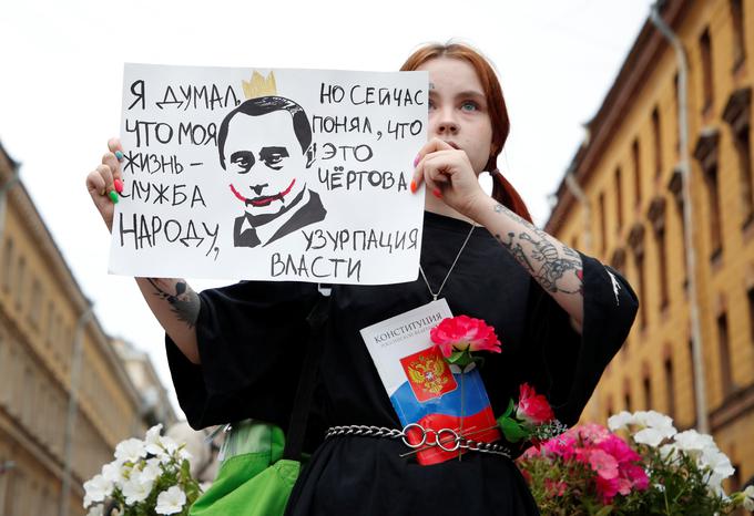 Udeleženci današnjih protestov so zbirali podpise proti podaljšanju Putinovih pristojnosti. Nekateri so vzklikali Sramota in Putin je tat. | Foto: Reuters