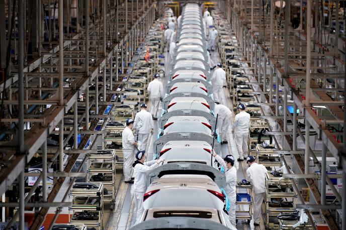 Proizvodnja | Čeprav pričakujejo, da se bo število samoizolacij pričelo zmanjševati bo avtomobilska industrija še naprej ohromljena zaradi pomanjkanja polprevodnih čipov. | Foto Reuters