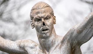 Jezni navijači nos s kipa Ibrahimovića poslali na dražbo
