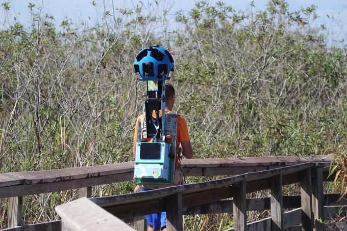 Takole je videti pohodnik z nahrbtnikom Street View Trekker. Opremo si je od Googla mogoče tudi izposoditi in ustvariti lastne posnetke za Ulični pogled. | Foto: Flickr/Creative Commons 2.0