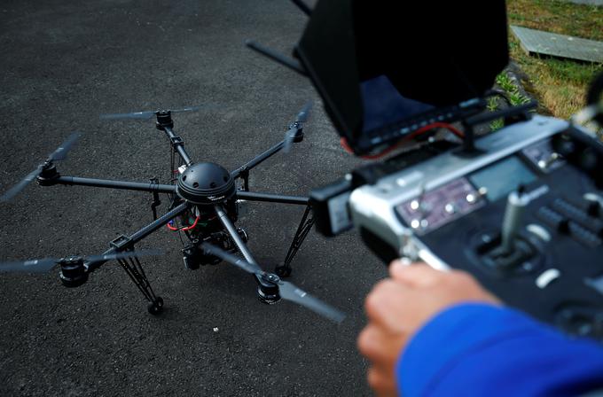 Predlagatelj je sicer prepričan, da je določba o dronih tudi v neskladju s ustavno pravico do svobode gibanja.  | Foto: Reuters