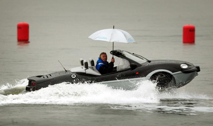 Marca 2004 je Richard Branson postavil še svetovni rekord za najhitrejše prečkanje Rokavskega preliva, morske ožine med južno obalo Velike Britanije in severno obalo Francije, v amfibijskem vozilu. | Foto: 