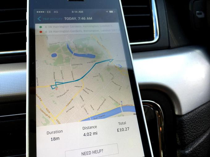 Celotna storitev Uberja poteka prek aplikacije na pametnem mobilnem telefonu. | Foto: Gregor Pavšič
