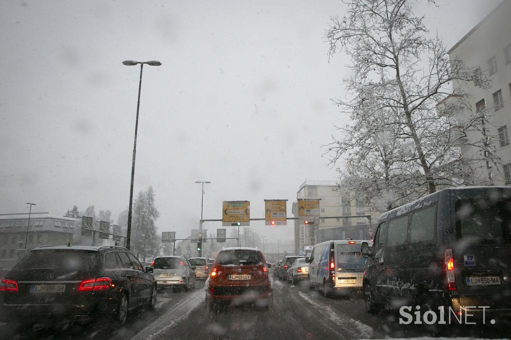 Sneg v Ljubljani. Sneženje. Promet.