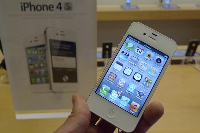 Prvi iPhone z digitalno pomočnico Siri.  | Foto: Reuters