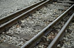 V trčenju vlaka in osebnega avtomobila poškodovan 33-letnik