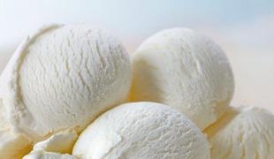 Sladki konec tedna: Kako popestriti vaniljev sladoled