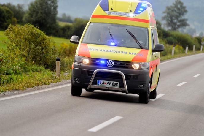rešilec | Po prvih ugotovitvah in zbranih obvestilih se je pri delu hudo poškodoval 26-letni moški. Reševalci so ga oskrbeli in odpeljali v bolnišnico, od tam pa v UKC Ljubljana. | Foto STA