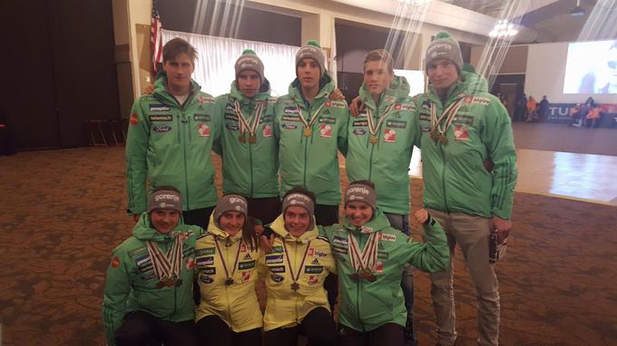 Slovenski smučarski skakalci se s svetovnega mladinskega prvenstva vračajo s številnimi medaljami v obliki snežink. Postali so tudi svetovni mladinski prvaki v ekipni konkurenci in konkurenci mešanih ekip. | Foto: Facebook