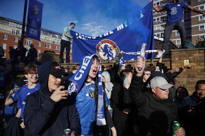 Chelsea Navijači Real | Številni navijači Chelseaja so spremljali dvoboj pred zaprtimi vrati Stamford Bridga in dočakali srečen konec. | Foto Reuters