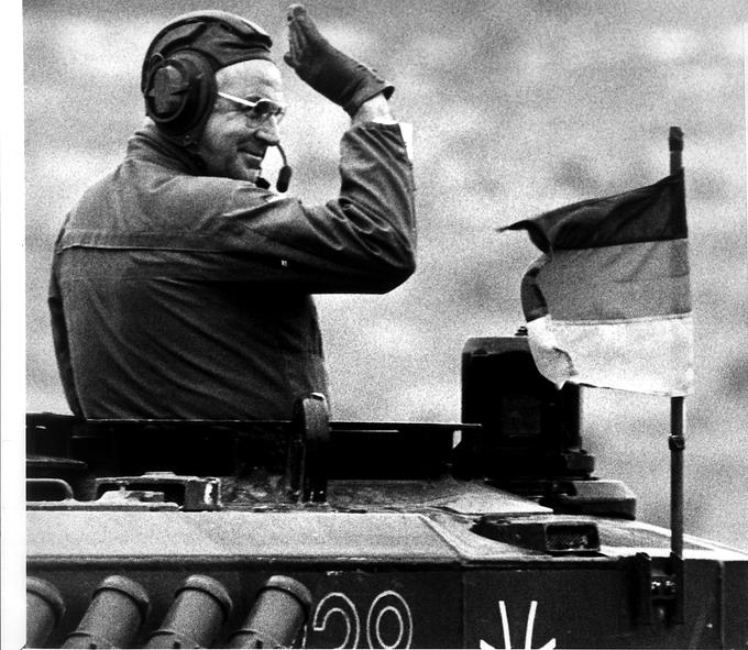 Helmut Kohl, ki je prišel na oblast z obljubo duhovno-moralne prenove, je Zvezni republiki Nemčiji vladal od leta 1982 do 1998. Na fotografiji: Kohl v nemškem tanku Leopard. | Foto: Reuters