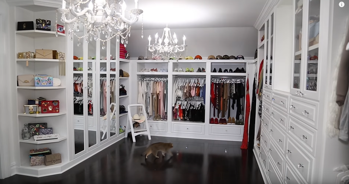 Garderobna soba. | Foto: Posnetek zaslona Youtube