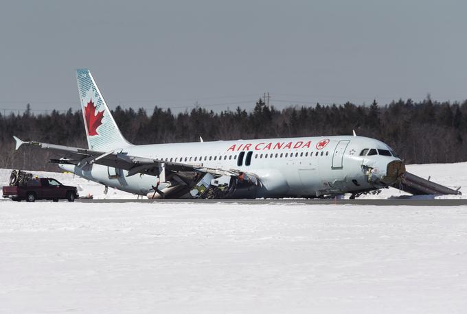 Primer zdrsa letala na fotografiji iz kanadskega Halifaxa je simboličen. | Foto: Reuters