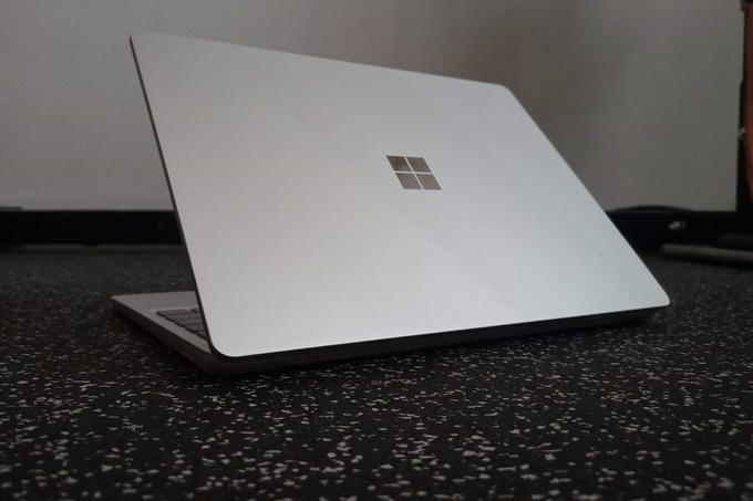 Microsoft Surface Laptop Go bi bilo na prvi pogled mogoče zamenjati s katerim od Applovih prenosnikov. Toda tam, kjer bi pričakovali veliko odgriznjeno jabolko, zaščitni znak Appla, je prepoznavni logotip Microsofta.  | Foto: Matic Tomšič