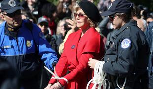 Kako je rdeč plašč Jane Fonda postal simbol protestov proti podnebnim spremembam #video #foto
