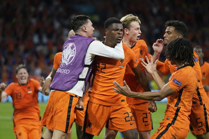 Nizozemski je zmago pet minut pred koncem zagotovil Denzel Dumfries. Nogometaš PSV je lani gostoval tudi v Sloveniji in v Fazaneriji pomagal k visoki zmagi nizozemskega podprvaka nad Muro s 5:1. | Foto: Reuters