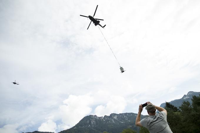 Danes okrog 10. ure je helikopter Slovenske vojske v Mojstrano pripeljal dragocen tovor: Aljažev stolp. | Foto: Ana Kovač