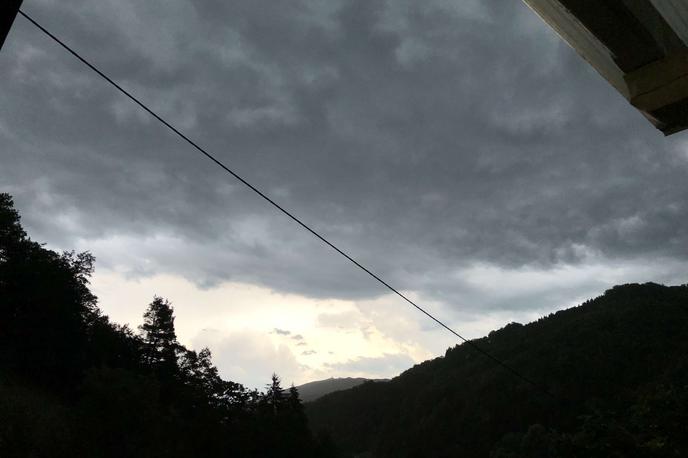 Nevihta Zagorje ob Savi | Po sončnem dopoldnevu je nekatere dele države spet zajela oblačnost. | Foto Siol.net