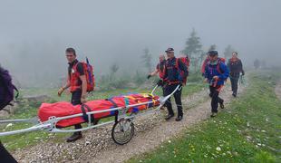 Tujca z zlomljeno nogo s Triglava peš prenesli v dolino #foto