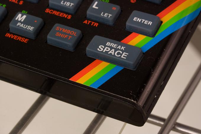 Če pogledamo strojno zmogljivost, ni bil ZX Spectrum nič posebnega, saj so njegovo sredico sestavljali osembitni mikroprocesor Zilog Z80A, ki je tekel pri 3,5 megaherca, grafični čip, sposoben izrisa slike v najvišji ločljivosti 256 x 192 slikovnih pik, in 16 ali 48 kilobajtov pomnilnika, programi pa so bili spisani v programskem jeziku BASIC. Primerljivo s Commodorjem 64 in platformo BBC Micro, s katero so svoj tržni delež iskali Sinclairjevi najostrejši tekmeci Acorn Computers. Prevlado na Otoku si je Spectrum zagotovil s ceno, ki je znašala res proletarskih 200 dolarjev (125 britanskih funtov). Commodore je za svojo štiriinšestdesetico zahteval trikrat toliko, BBC Micro pa s 300 funti ni bil prav daleč za njim.  | Foto: Thomas Hilmes/Wikimedia Commons