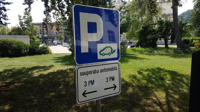 V Kranju so to tablo precej skrili pred pogledi voznikov klasičnih avtomobilov, ki se pripeljejo mimo in iščejo parkirno mesto. | Foto: Gregor Pavšič