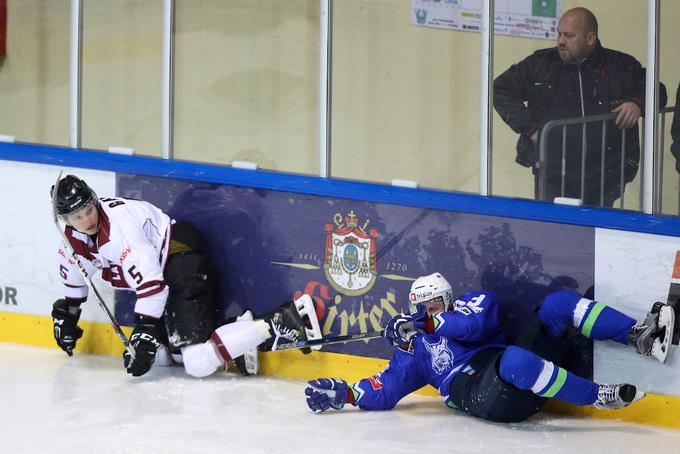 Jan Muršak je po naletu Aleksandrsa Galkinsa poškodovan zapustil ledeno ploskev. | Foto: Morgan Kristan / Sportida