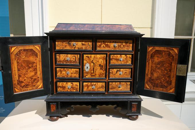 Kabinetna omarica z lesenimi sličicami iz okoli leta 1600 (renesansa). | Foto: 