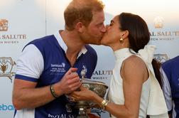 Princ Harry si je s polom prislužil poljub #video
