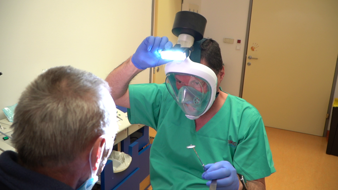 Maska omogoča nadgradnjo z opremo, ki jo potrebujejo zdravstveni delavci pri svojem delu. | Foto: UKC Maribor