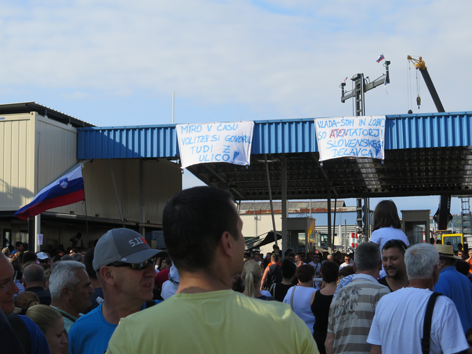 Lanski protesti delavcev Luke Koper, s katerim so preprečili predčasno zamenjavo nadzornega sveta pod vodstvom Alenke Žnidaršič Kranjc. | Foto: STA ,