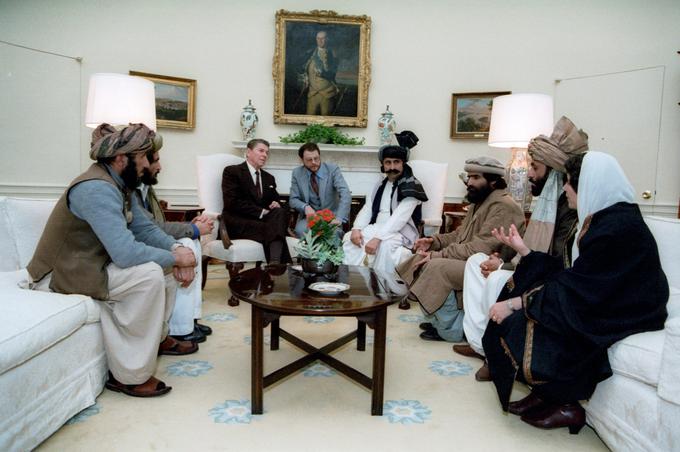 Afganistanski mudžahedini v Beli hiši na pogovorih s predsednikom ZDA Ronaldom Reaganom. Srečanje je bilo februarja 1983. | Foto: commons.wikimedia.org