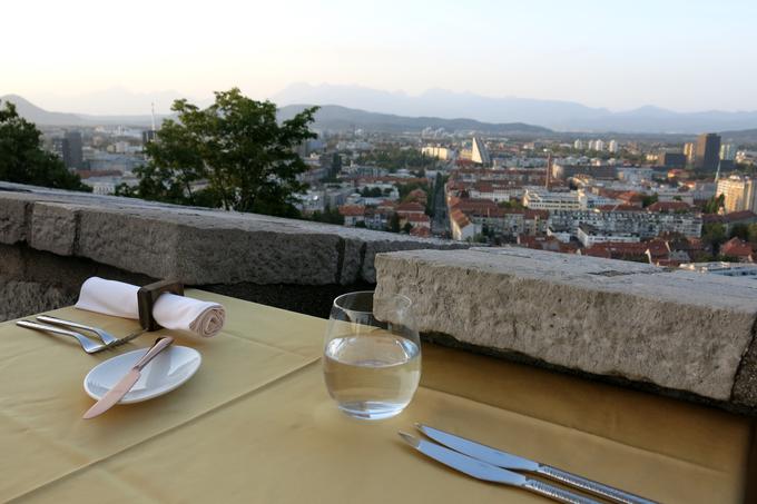 Razgled z obzidja Ljubljanskega gradu, kjer ima svojo teraso restavracija Strelec. | Foto: 