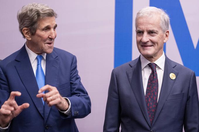 Ameriško delegacijo v Šarm el Šejku je vodil posebni Bidnov odposlanec za podnebne spremembe John Kerry (levo). Ob njem je norveški premier Jonas Gahr Støre. | Foto: Guliverimage/Vladimir Fedorenko