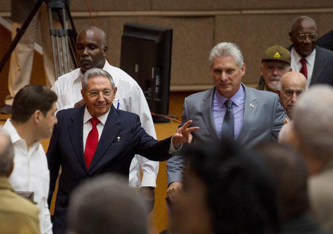 Kot kaže je Miguel Diaz-Canel soglasno podprt kandidat, ki ga je osebno izbral njegov predhodnik na položaju predsednika Kube Raul Castro (levo). | Foto: Reuters