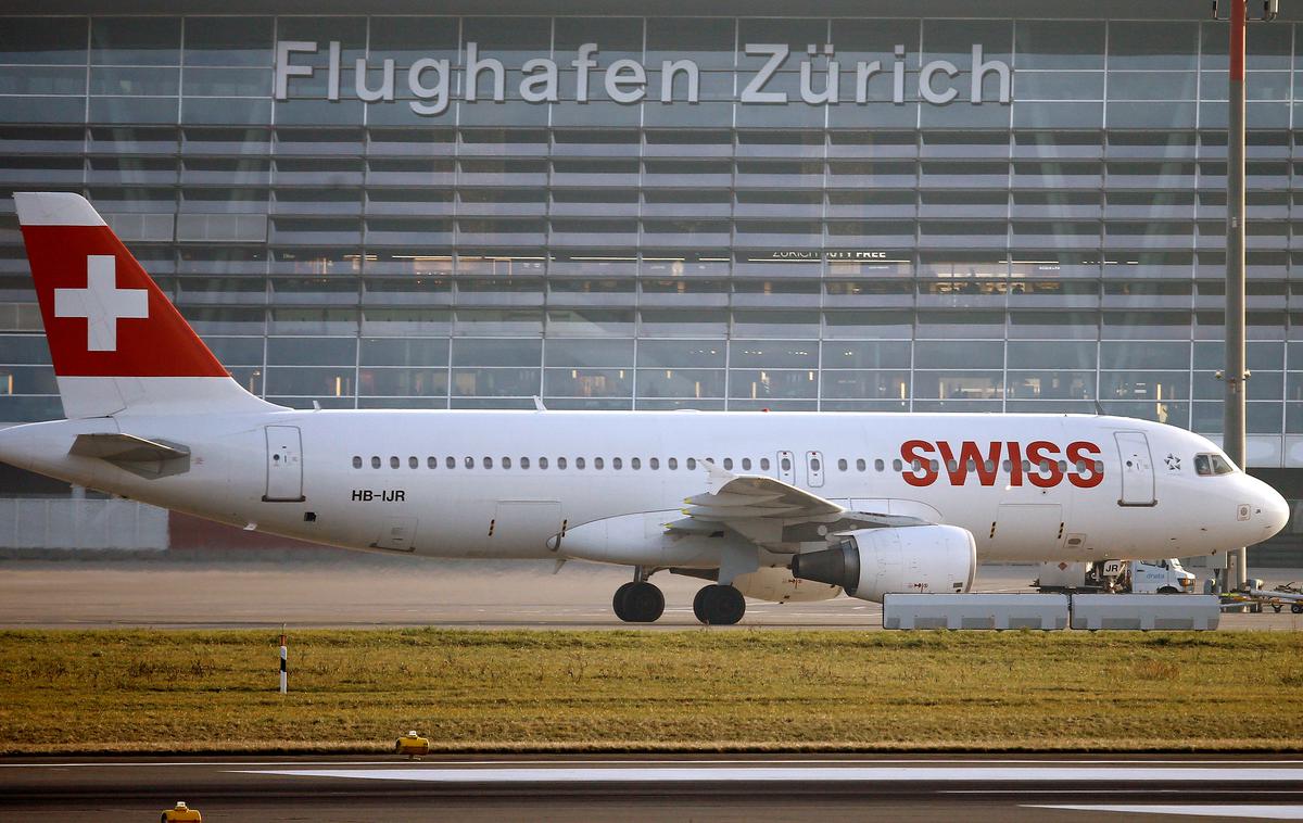Swiss, letališče Zürich, Kloten | Letalo švicarske družbe Swiss na züriškem letališču Kloten, enem pomembnejših evropskih vozlišč | Foto Reuters