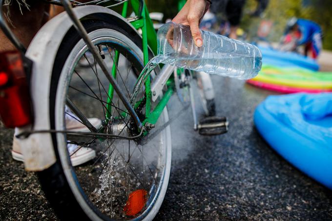 Če je bila vožnja s cikcakanjem in hojo navzgor naporna, je bila vožnja navzdol za nekatere naporna še bolj. Takole so na vodnih postajah hladili razbeljena torpeda. | Foto: Grega Valančič/Sportida