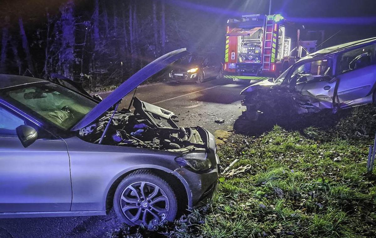 nesreča, Domžale | Voznik, ki je povzročil nesrečo, je odšel neznano kam, a ga je kmalu na kraj dogodka pripeljal občan.  | Foto CZR Domžale