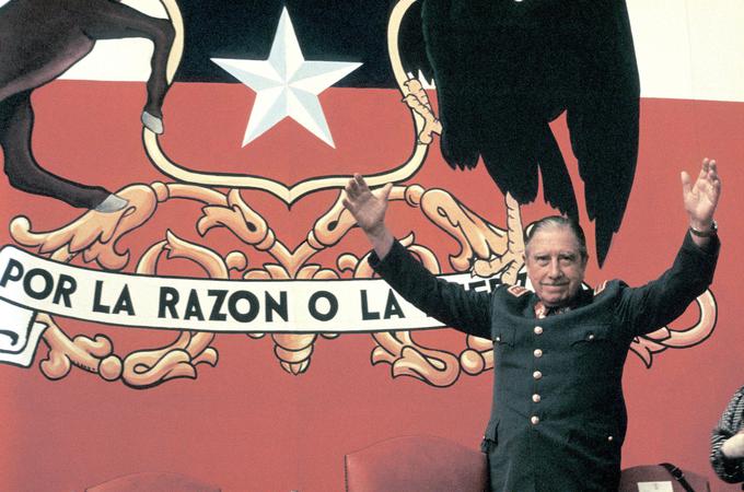 Poleg levičarskih gverilcev in komunističnih revolucionarjev so bili v prejšnjih desetletjih, v času hladne vojne, svojevrstni zaščitni znak Latinske Amerike tudi desno usmerjeni generali, ki so z vojaškimi udari rušili vlade in vzpostavljali vojaške diktature. Tako je leta 1973 na oblast v Čilu prišel tudi general Augusto Pinochet (na fotografiji), ki je vrgel z oblasti demokratično izvoljenega marksista Salvadorja Allendeja.  | Foto: Reuters