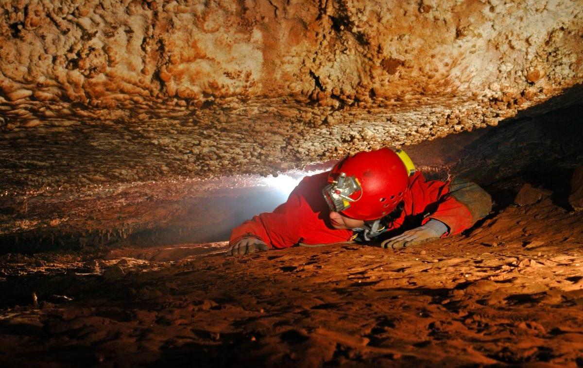 Jama, reševalec, jamar | Jama pri Jelen brdu je po podatkih katastra jam, ki jih povzemajo na 24ur.com, dolga 518 metrov in globoka 192 metrov. | Foto Thinkstock